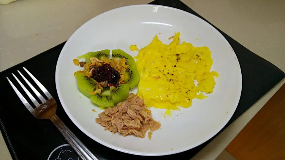 scramble egg and mueslix .tuna|angieさん