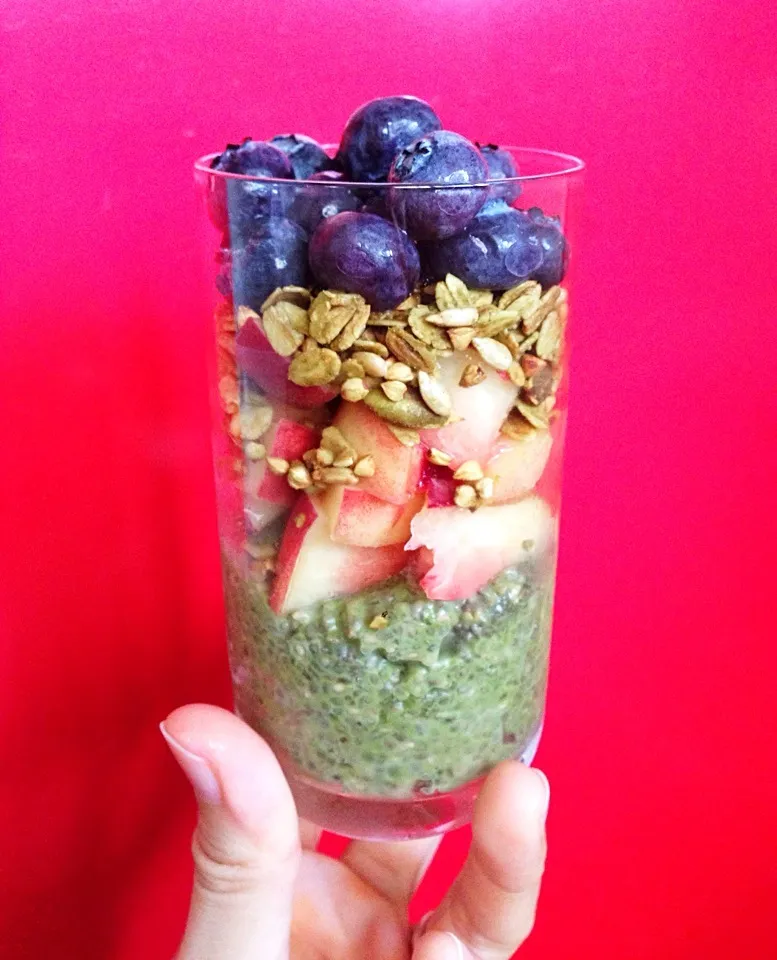 Breakfast parfait - Matcha chia pudding, homemade matcha buckwheat granola, fresh fruits|coxiella24さん