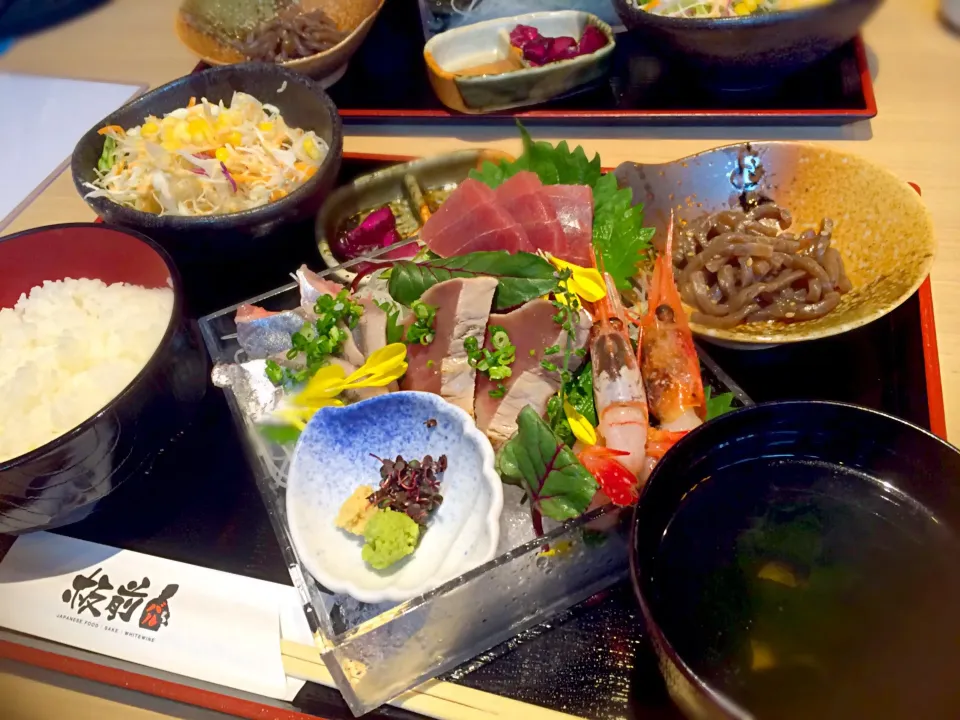 大崎に新しくできた板前バルの刺身箱盛り定食|くぅ♪さん