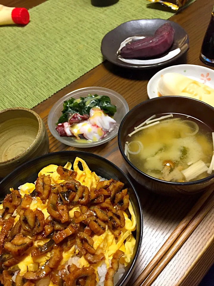 穴子丼 タコとワカメの酢の物 味噌汁|Terumi  Yokosawaさん