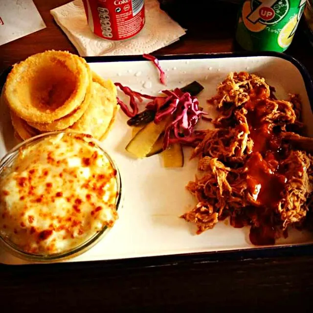 Snapdishの料理写真:BBQ pulled pork,onion rings,Mac and cheese|CHUENCHAIさん