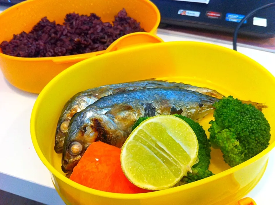 Snapdishの料理写真:Riceberry rice with grilled Thai mackerel. 🐟🍚🌱|Gamgamntpさん