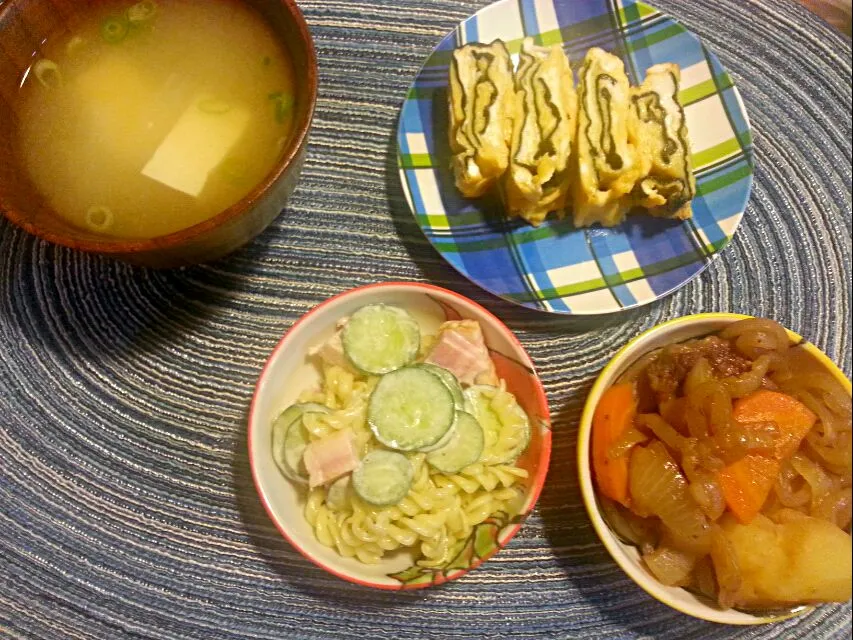 Snapdishの料理写真:夜食。のり卵焼きとにくじゃがとマカロニサラダと豆腐と大根とねぎのお味噌汁。はいにくじゃがつづきまーす。|エリカさん