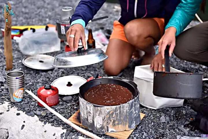 making chocolate lava cake while camping|CHUENCHAIさん