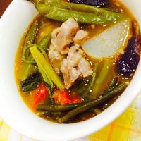 Pork softbone Sinigang(シニガン フィリピン料理です)。