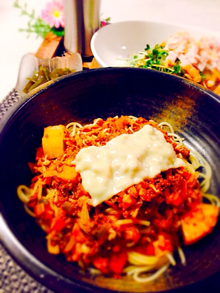 今日の晩御飯/お野菜たっぷりミートパスタ＆蒸し鶏と梨とカイワレのサラダ(怪味ソースで)＆茎若布の佃煮|BabyRIKAさん