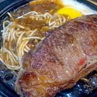 Taiwanese Night market style steak- beef, sunny side on top and noodle covered with sweet soy source and black pepper.|Jessy Liさん