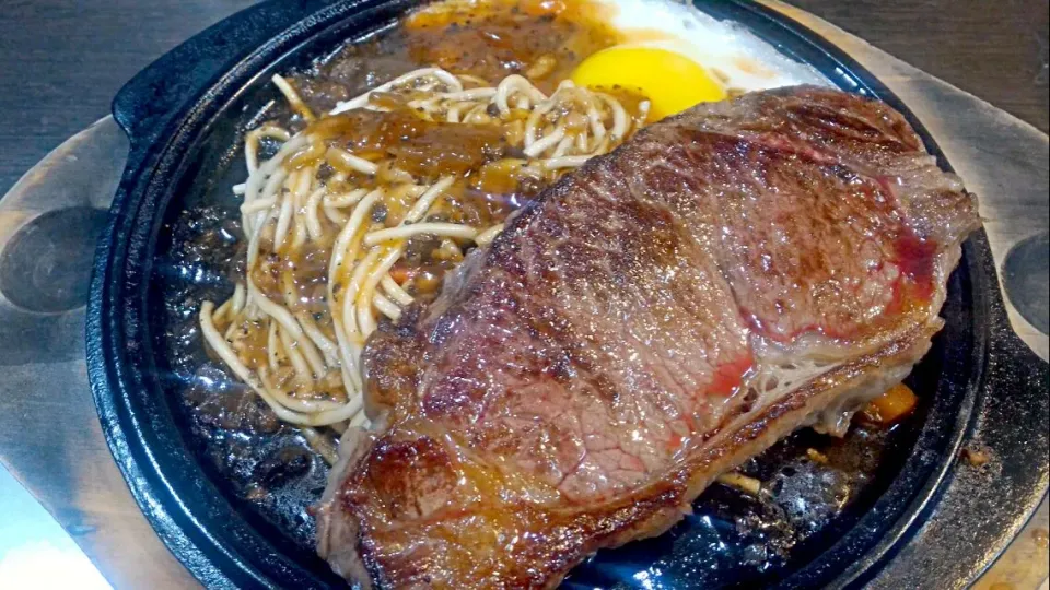 Taiwanese Night market style steak- beef, sunny side on top and noodle covered with sweet soy source and black pepper.|Jessy Liさん