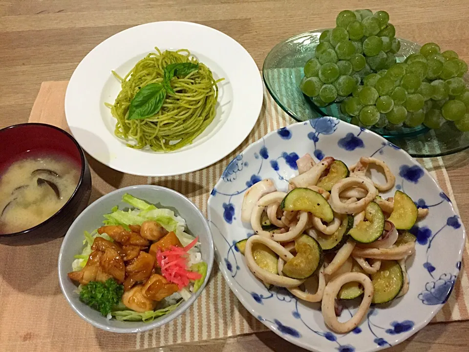 焼き鶏風てり焼き丼・イカとズッキーニの塩コショウ炒め・ジェノベーゼパスタ・しじみ味噌汁・ぶどう|まーままさん