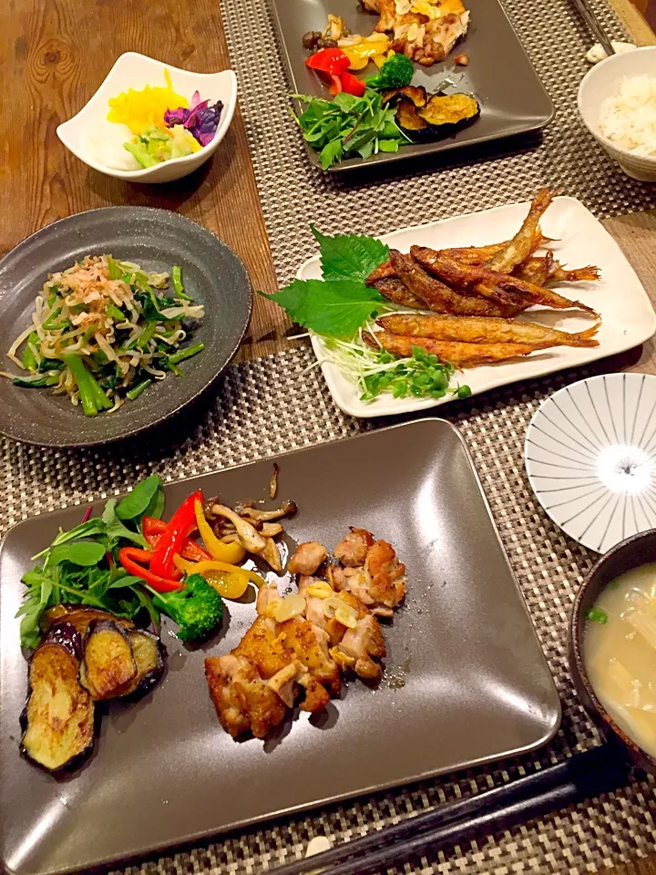 Snapdishの料理写真:今日は、我が家の定番、チキンのカリカリ焼き🍗ししゃもの唐揚げ🐟ツルムラサキともやしのお浸し🌿お漬物、大根とえのき、油揚げのお味噌汁💛|まみりんごさん