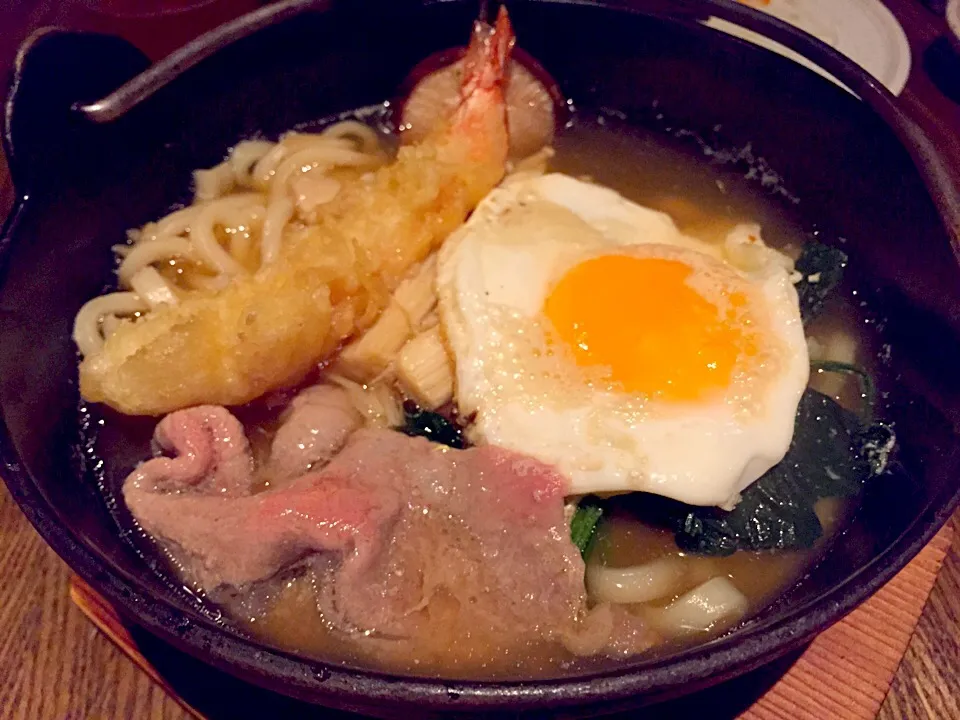 Hot pot udon (sliced beef, prawn tempura, egg)|Sky Blueさん