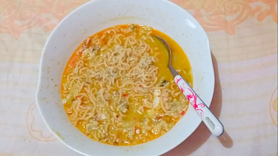 indomie rasa soto ayam dengan perpaduan sambal roa khas kota menado yang super pedas sehingga terlihat seperti mie tomyum #indomiesoto #sambalroa #indonesian|febyola tanさん