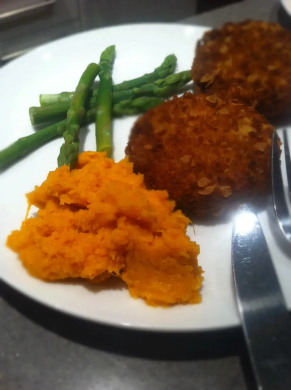 Mashed sweet potato, Mexican style bean burgers and asparagus|🍓Jolejo🍓さん