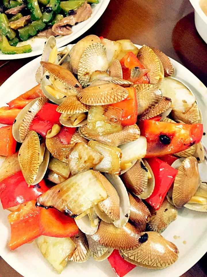 Stir fried razor back clams in black bean sauce.|Bさん