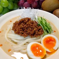 担々風豆乳うどんです。甜麺醤風味のそぼろ肉が豆乳＆麺つゆの旨みをより美味しく引き立てます♪♪