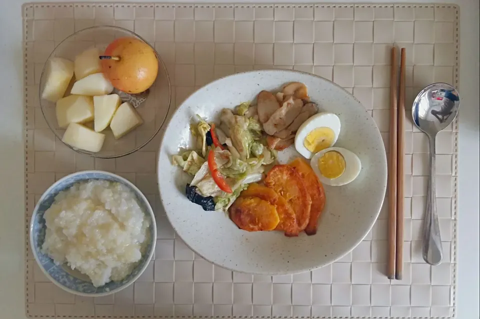 Breakfast: congee, fried sliced mushroom,  salad, fried sweet potato, apple and pear.|Liciaさん