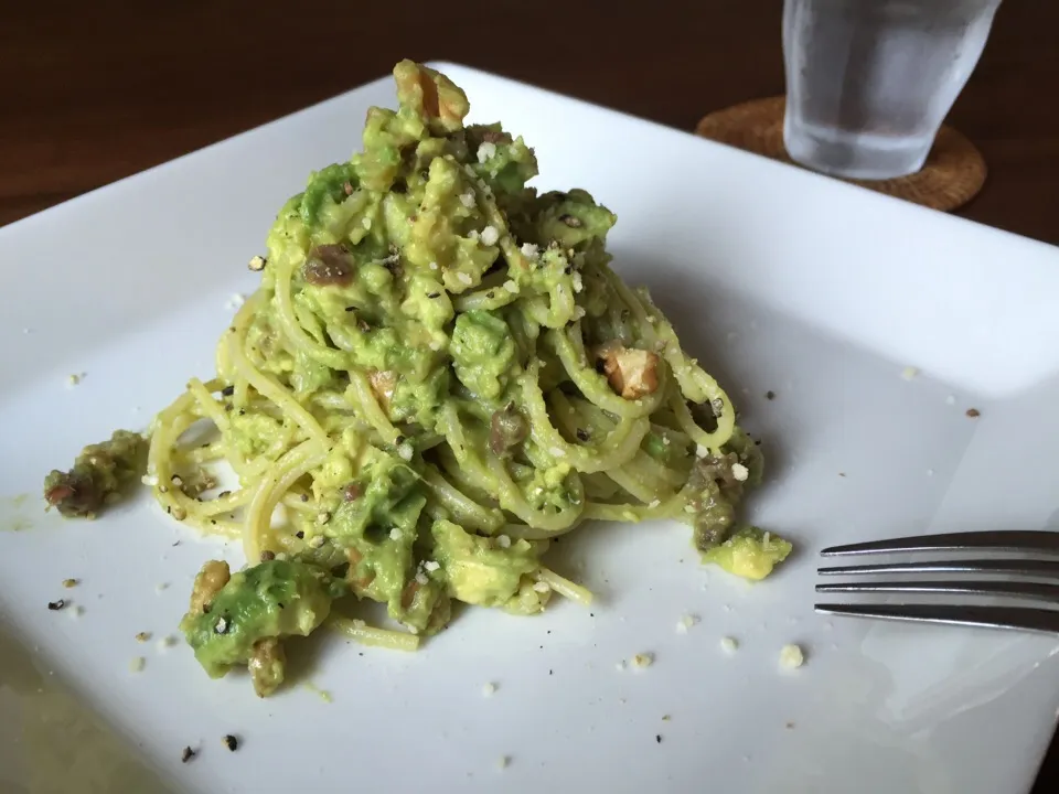 OMさんの料理 Anchovy garlic pasta of avocado and roasted walnuts/とろける完熟アボカドとローストしたクルミでアンチョビ・ガーリック・パスタ|Akiさん