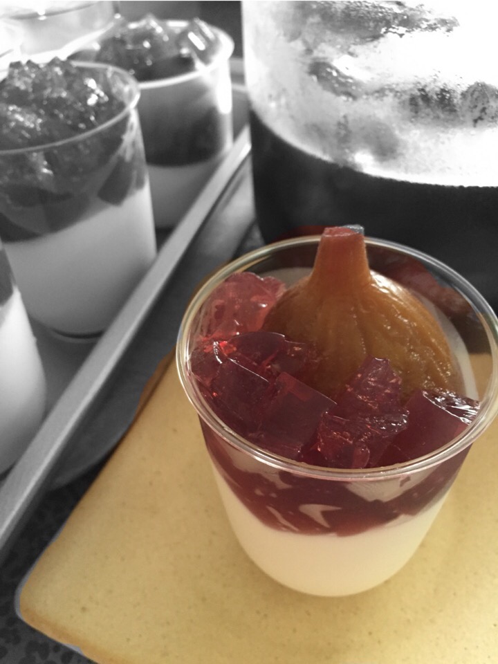 いちじくコンポートのパンナコッタ 赤ワインゼリーのせ まるいの Snapdish スナップディッシュ Id S5miba