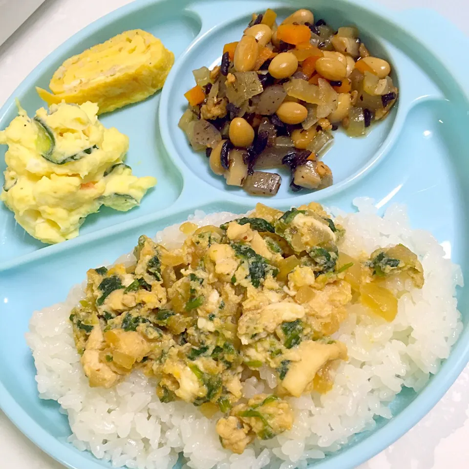 息子ご飯♡ほうれん草ササミの親子丼♡しらす入り卵焼き♡ポテトサラダ♡栄養たっぷりひじき入り五目豆の煮物♡|湊叶ママさん