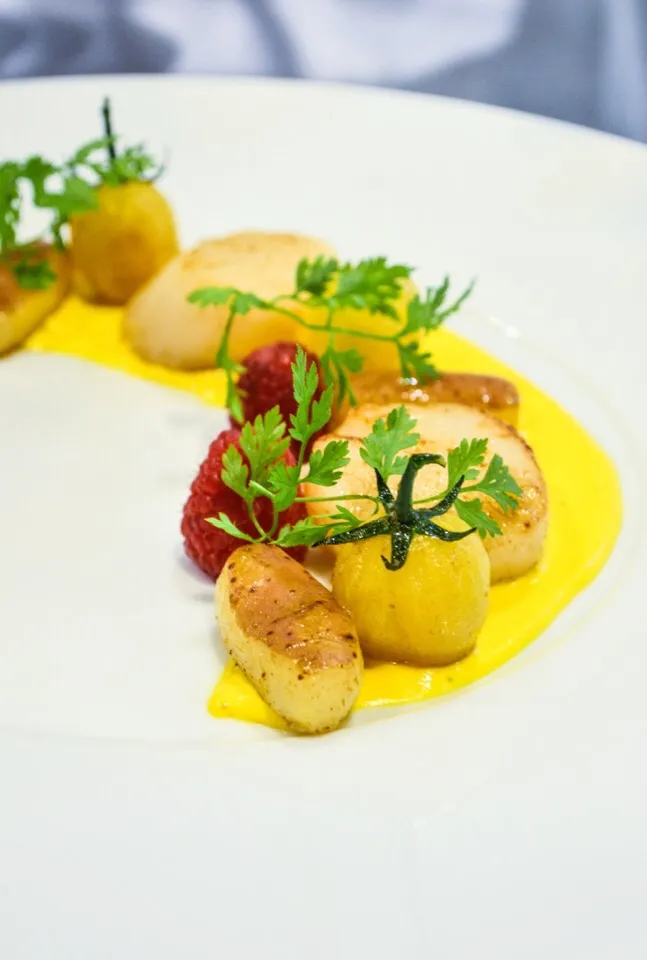 Scallops, confit potato and saffron cream|chef louisさん