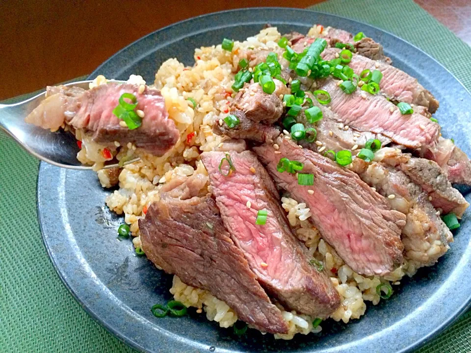 Snapdishの料理写真:Steak bowl w/Garlic Fried rice🍴ステーキどぉん❗|🌈Ami🍻さん