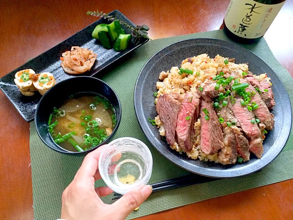 Snapdishの料理写真:Today's Dinner🍴前菜･ｶﾞｰﾘｯｸｽﾃｰｷどぉん･大根のお味噌汁|🌈Ami🍻さん