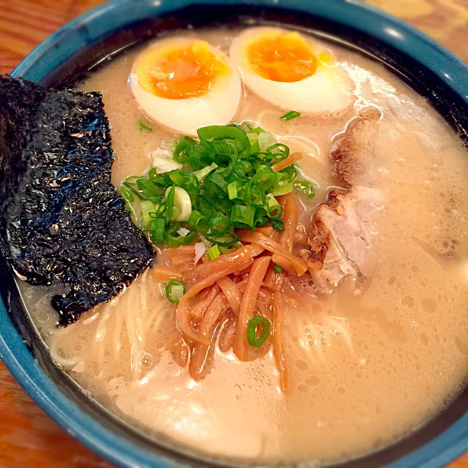 久留米ラーメンだって♪ 塩を頼んだけど、ばっちりベースはトンコツなんだね(笑) 美味しかったよ。|リュカさん