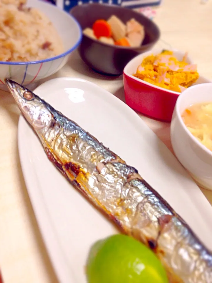 夕飯は秋の味覚で攻めました！秋刀魚
#南瓜サラダ＃きのこの炊き込みご飯#|モグちゃんさん