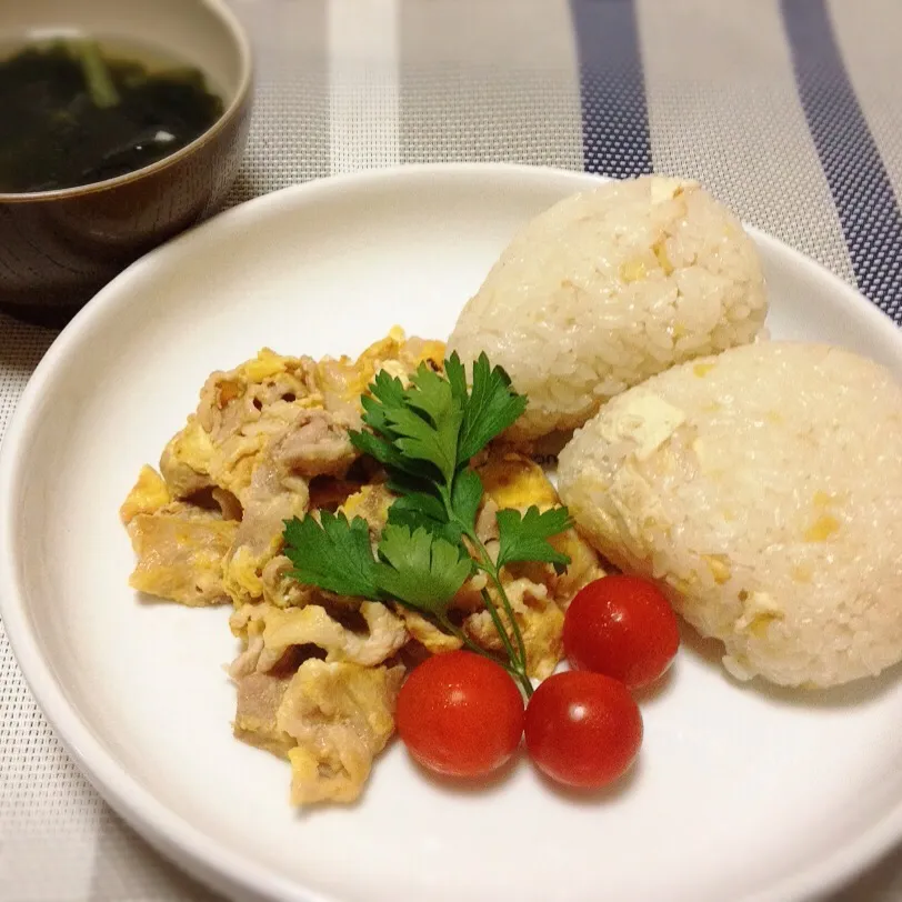 Snapdishの料理写真:小松菜とワカメのお吸い物・豚コマのピカタ・生姜と油揚げの炊き込みごはん|美也子さん