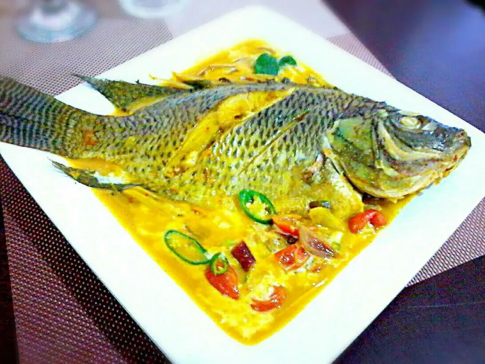 Curried and Soured Whole Fish Tilapia in Creamy Coconut Milk ✔|🌼 Pooja's Kitchenette 🌼さん