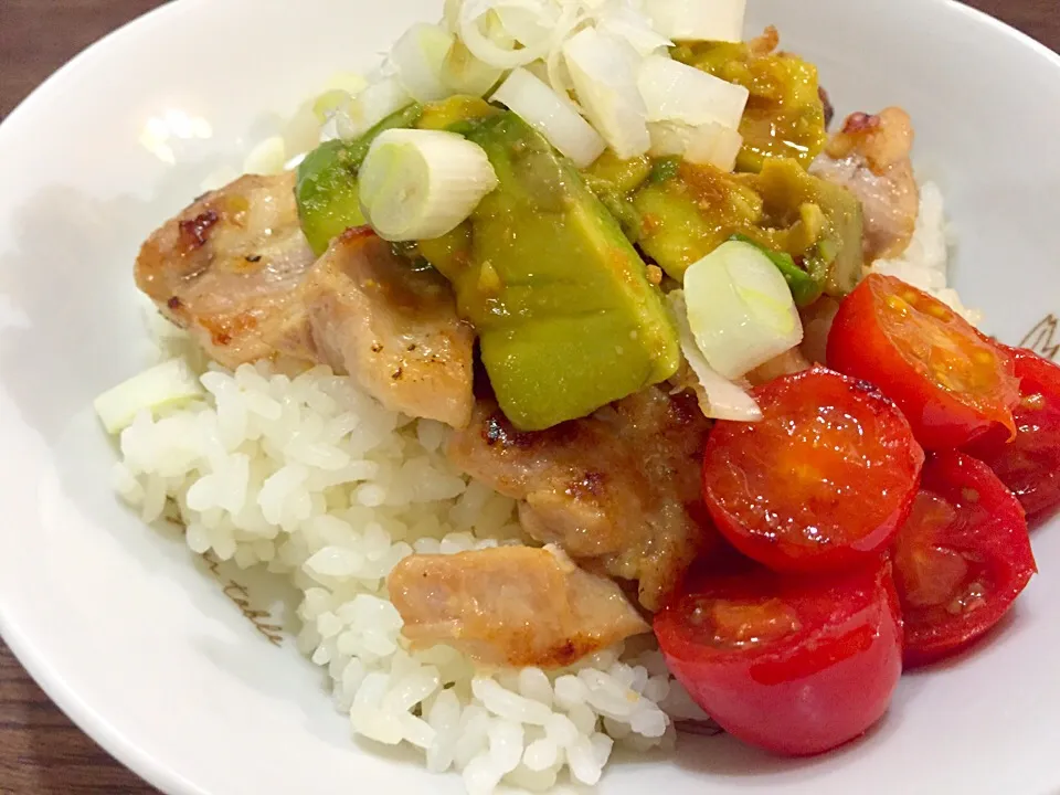 鶏とアボカドのコク旨丼|料理人アイアンマンさん