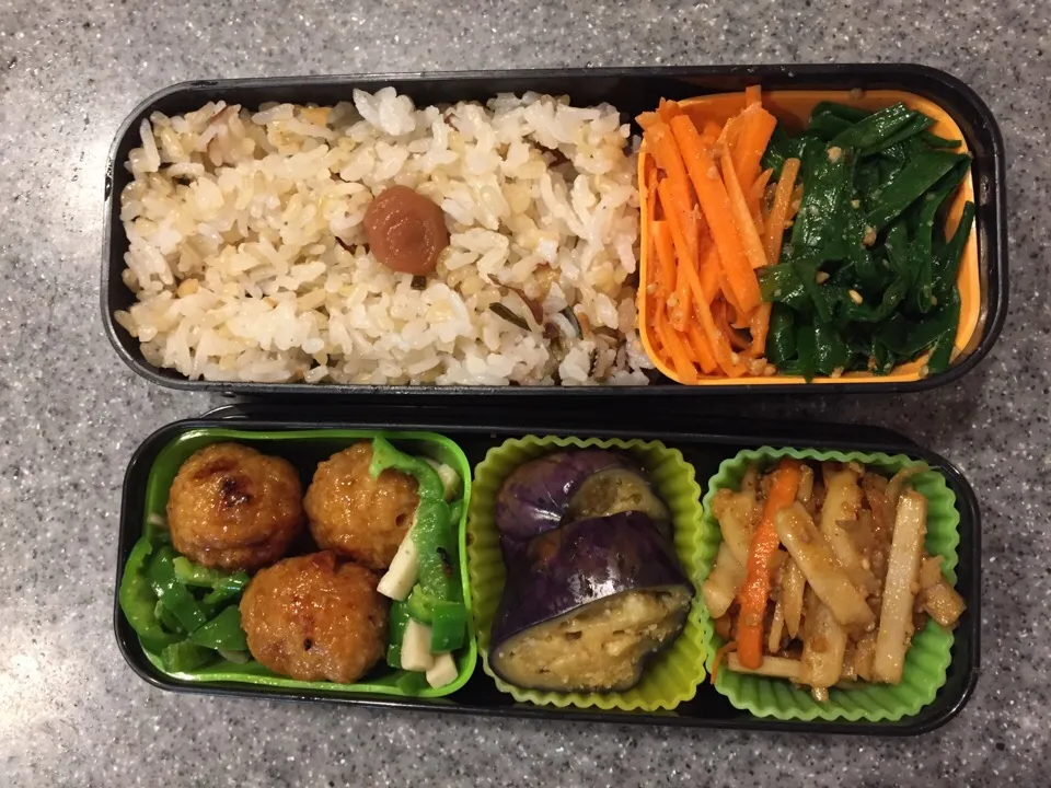 2015.09.12
今日のお弁当
・鶏肉のつくねとピーマンと
     エリンギの炒め物
・蒸し茄子
・きんぴら
・人参とにらのナムル|herbalkidsさん