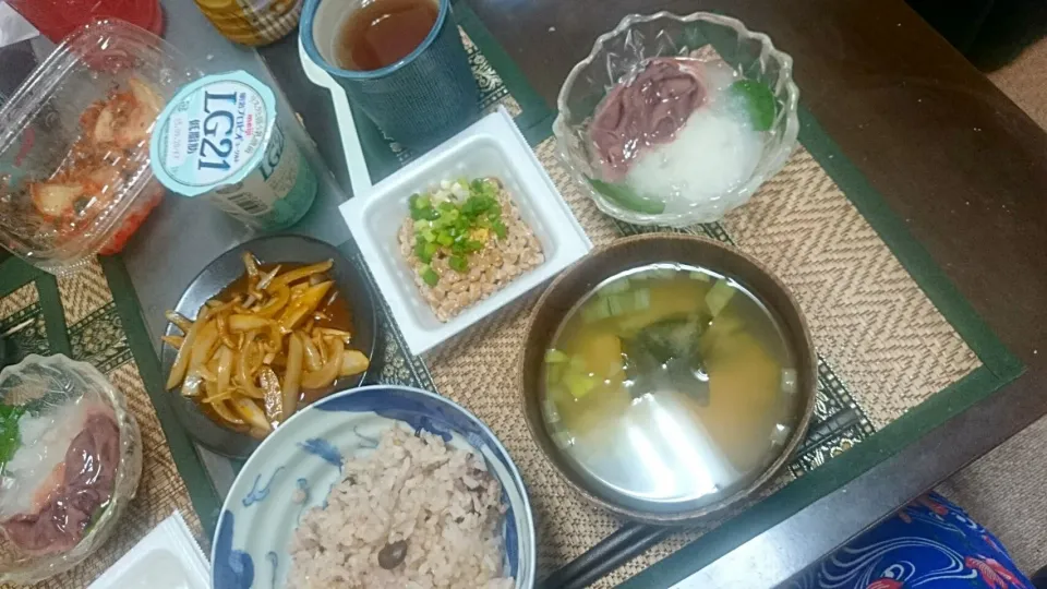 大根おろしと塩辛＆しめじと玉ねぎの炒め＆納豆＆葱とワカメの味噌汁|まぐろさん