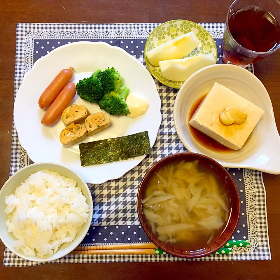 ごはん、ごぼうのみそ汁、お豆腐、卵焼き、ブロッコリー、ウインナー、りんご、麦茶|Mさん