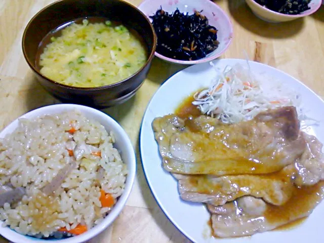 昨日の夜ご飯
豚のしょうが焼き
ひじきの煮物
炊き込みご飯
卵と葱の味噌汁|めぐさん