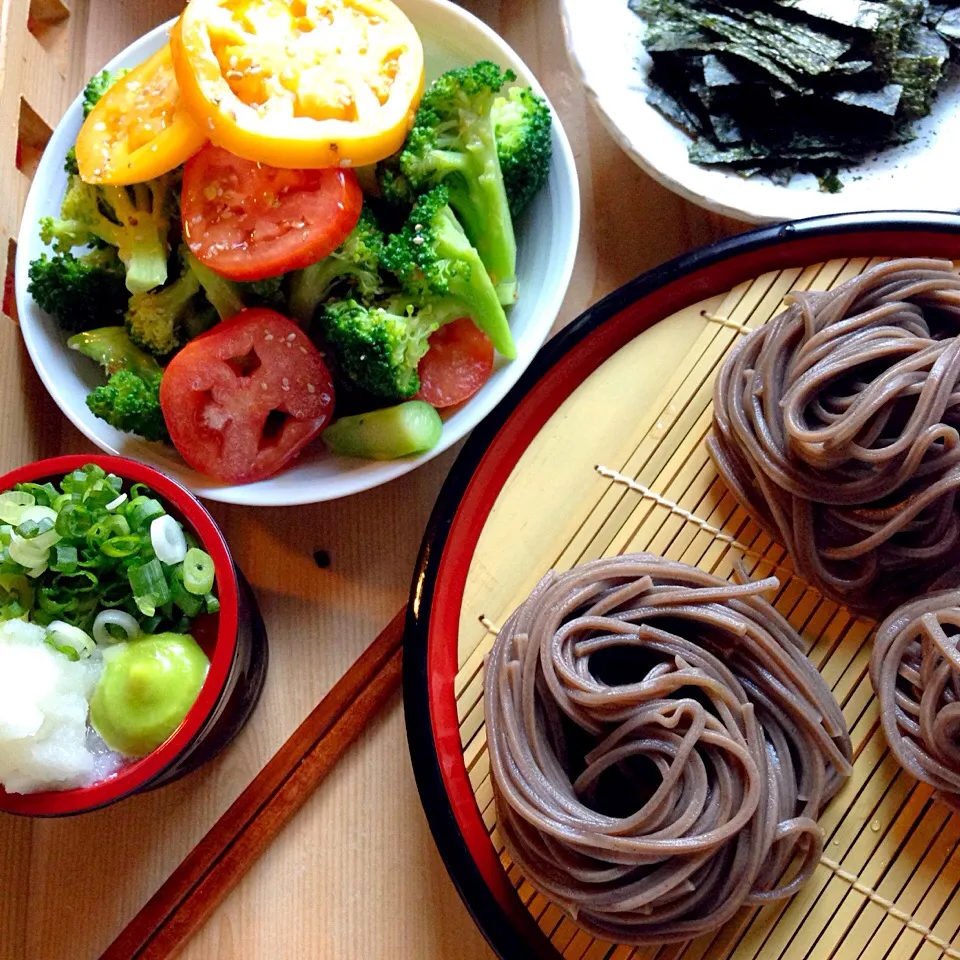 Zaru Soba with side salad of tomato and broccoli|Sushibongさん