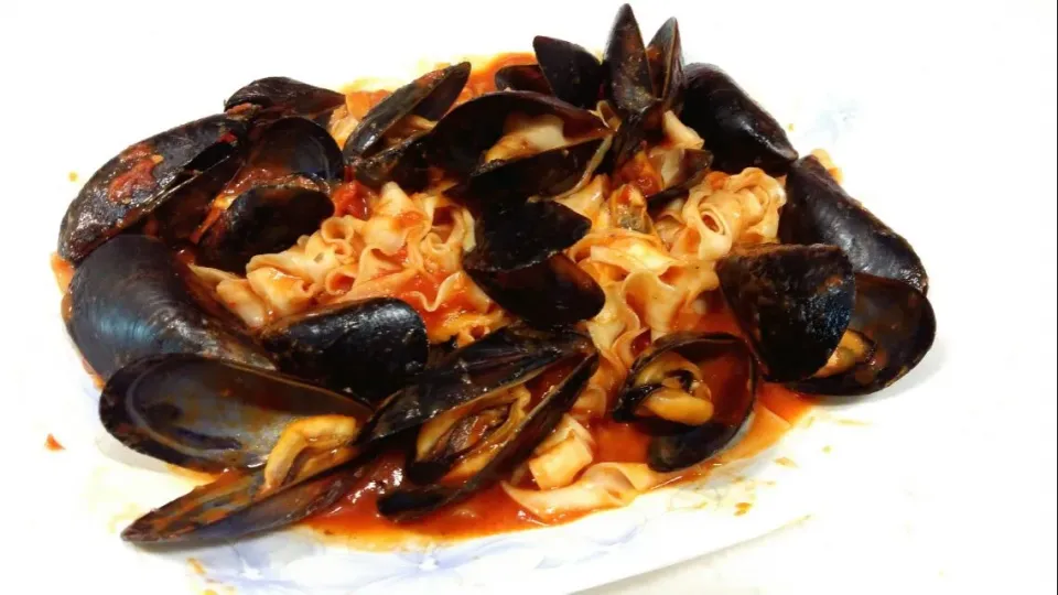 mussels in tomato sauce with pasta|steven z.y.さん