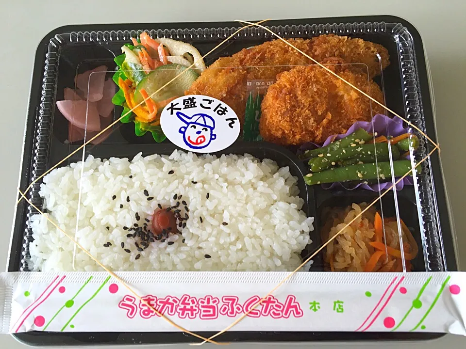 Snapdishの料理写真:本日のランチは、お客さんが用意してくれた"大盛ごはん"弁当🍱昨夜のひつまぶしと言い、このお客さん🐷私を太らせて食べようと思っているのではなかろうか🍴|にゃあ（芸名）さん