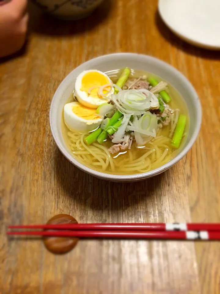 塩ラーメン。
アスパラとエノキと豚炒め、ゆで卵のせ|nao53さん