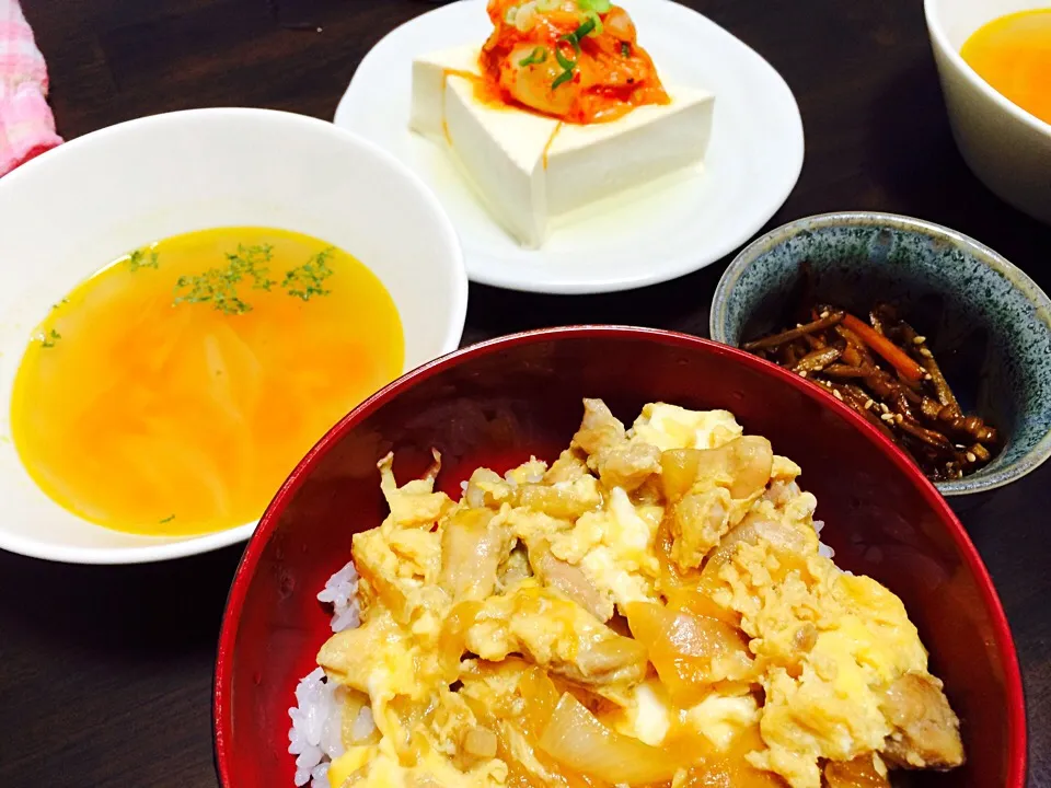 Snapdishの料理写真:親子丼 きんぴら キムチ豆腐 スープ|みぃ子さん