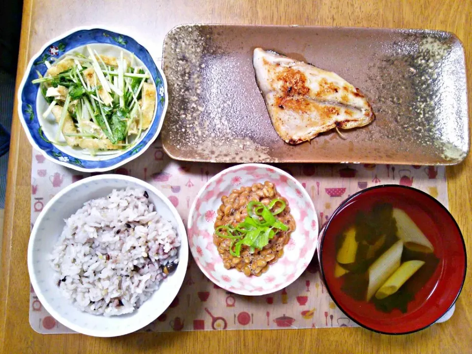 ９月１日 鱈の塩麹漬け焼き 納豆 水菜と油揚げのサラダ わかめとネギのお吸い物|いもこ。さん