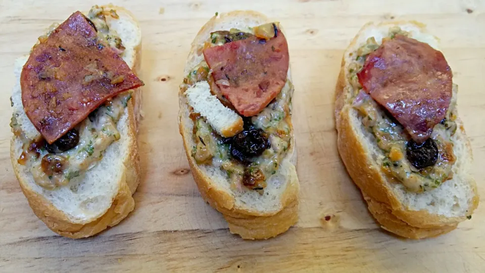 Manzo e mela: 
bruschetta with smoke beef - apple confit with raisin & parsley chalote mayo|ibby lerrickさん