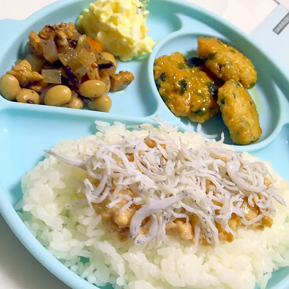 息子ごはん♡しらす納豆ごはん♡ほうれん草つくね♡五目豆煮物♡ポテトサラダ♡|湊叶ママさん