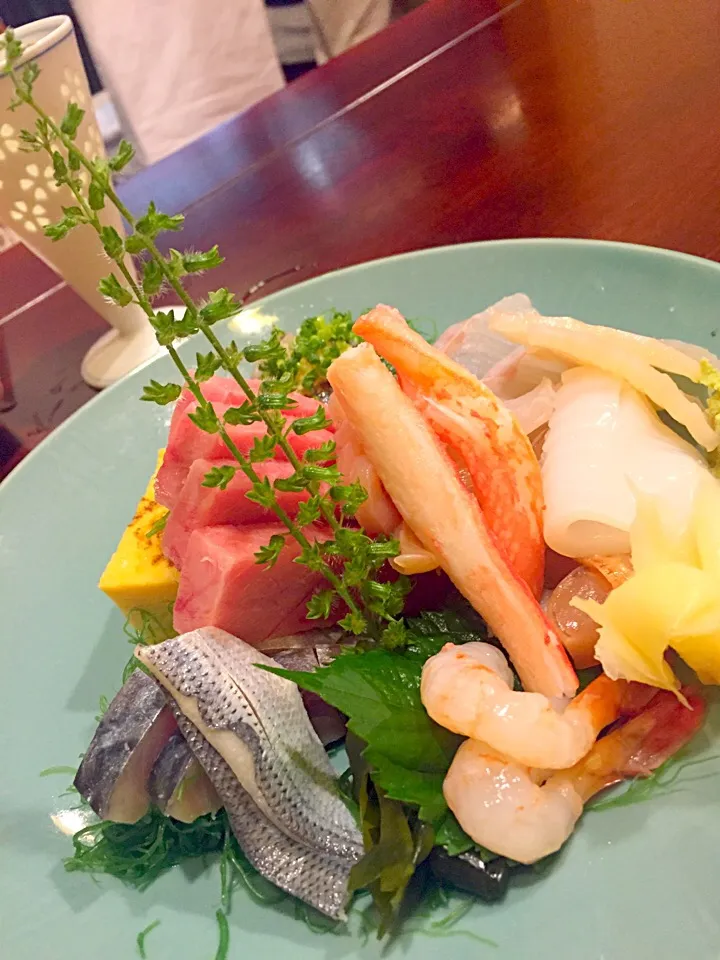 Snapdishの料理写真:刺し盛り…これで一人前！Σ(￣。￣ﾉ)ﾉ|Tomomi Booさん