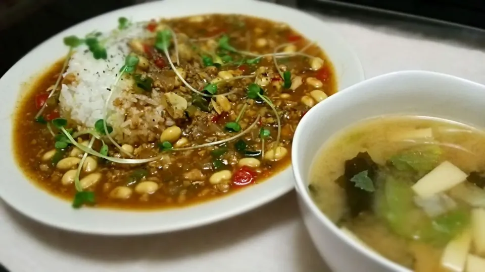 ｻﾊﾞ&ﾄﾏﾄ&高野豆腐&大豆のｶﾚｰ🍛と、
味噌汁にﾚﾀｽ～の
晩ごはん✨|kaz(*･ω･)さん