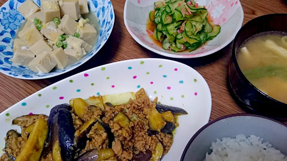 Snapdishの料理写真:・ナス豚ひき肉のカレー炒め
・高野豆腐の卵とじ
・胡瓜桜えびの酢の物
・いんげん豆揚げの味噌汁|ようかんさん