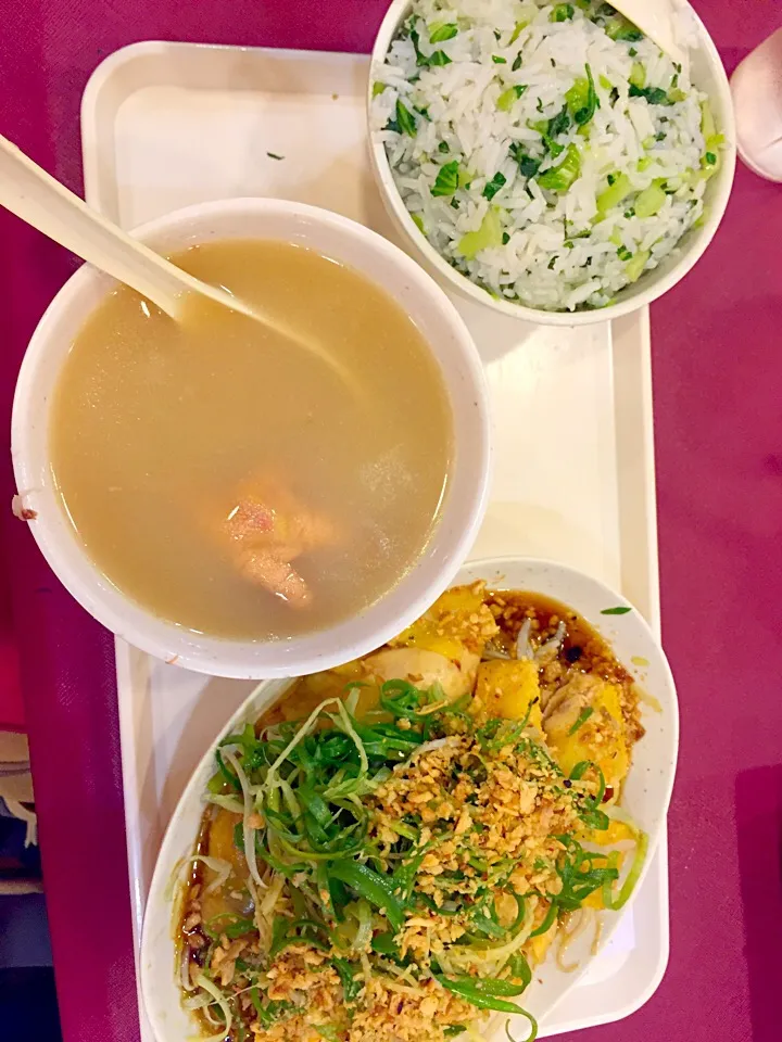 Steamed chicken, ginger & spring onion with vegetable rice & soup|Sky Blueさん