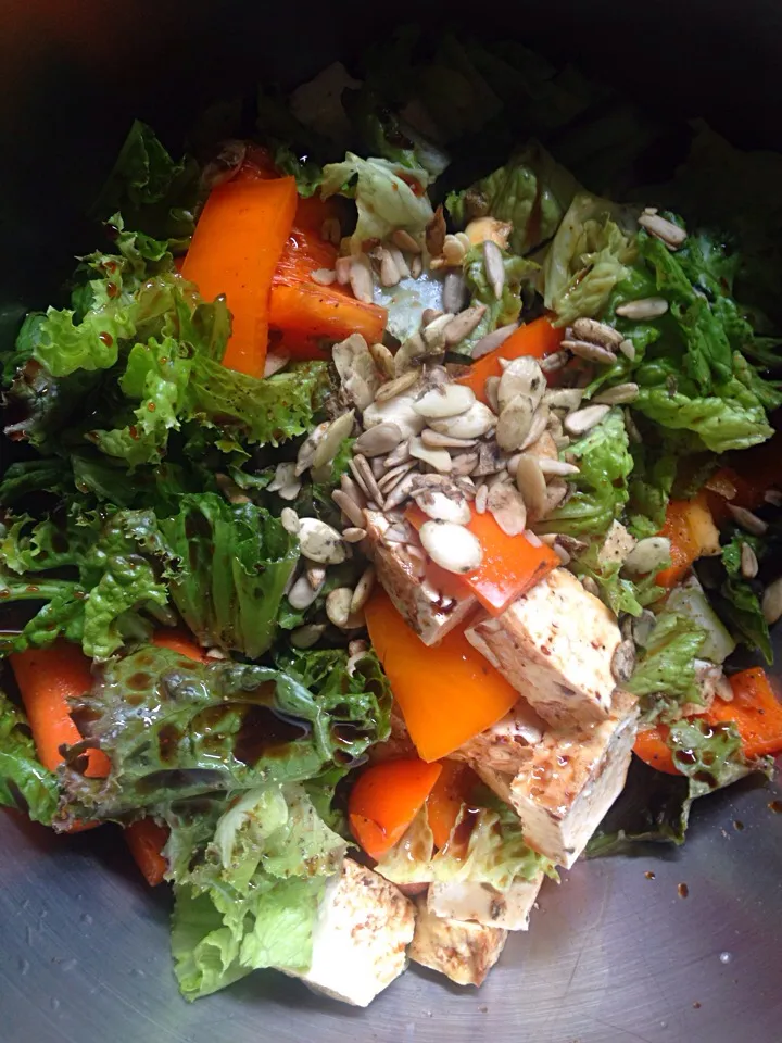 Salad with bell pepper, carrots, tofu, romaine, pumpkin and sunflower seeds, salt and pepper, balsamic|exningさん