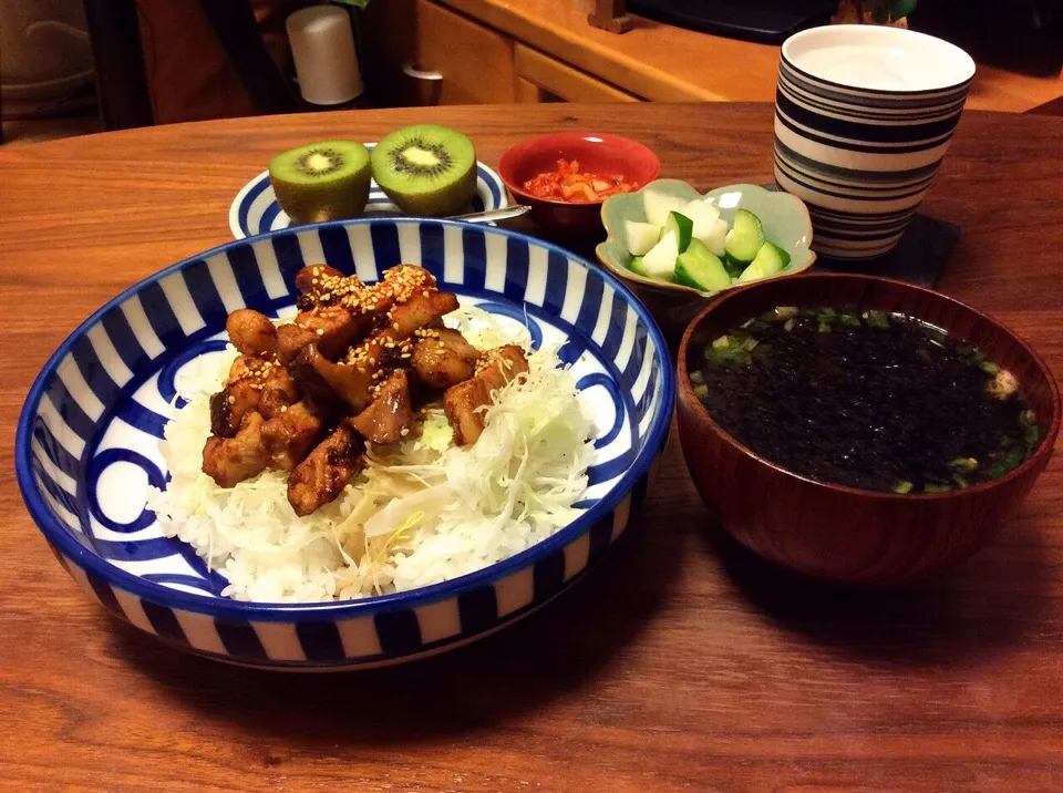 Snapdishの料理写真:豚丼、海苔のお味噌汁、作り置き浅漬け、キウイ 2015.9.12|キラ姫さん