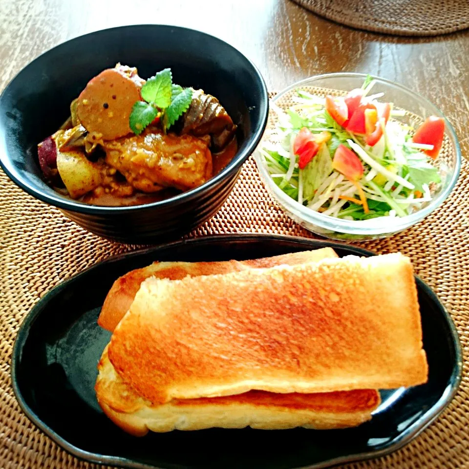 茄子と根菜のチキンカレー(トーストとサラダ付)|プチテンよすさん